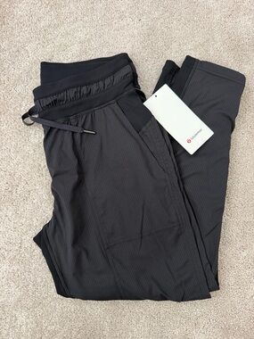 NWT Lululemon Dance Studio MR Crop | black